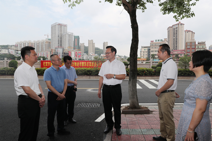 县委书记曾永祥率队到汤坑镇城南社区调研.JPG