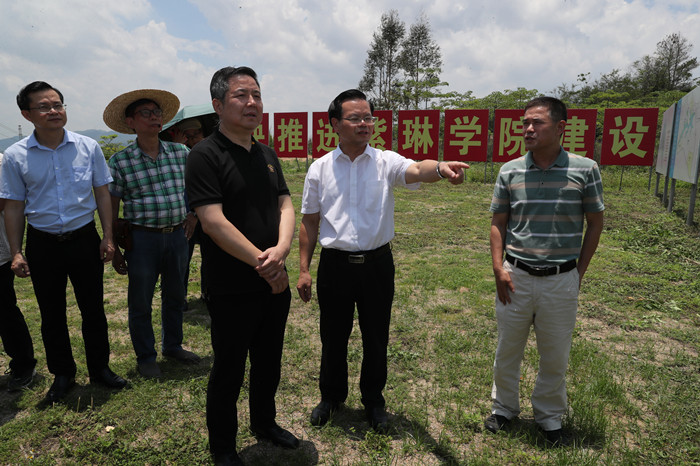 县委书记曾永祥陪同珠海市政协一行到嘉应学院紫琳学院调研（叶思琪摄）_副本.jpg